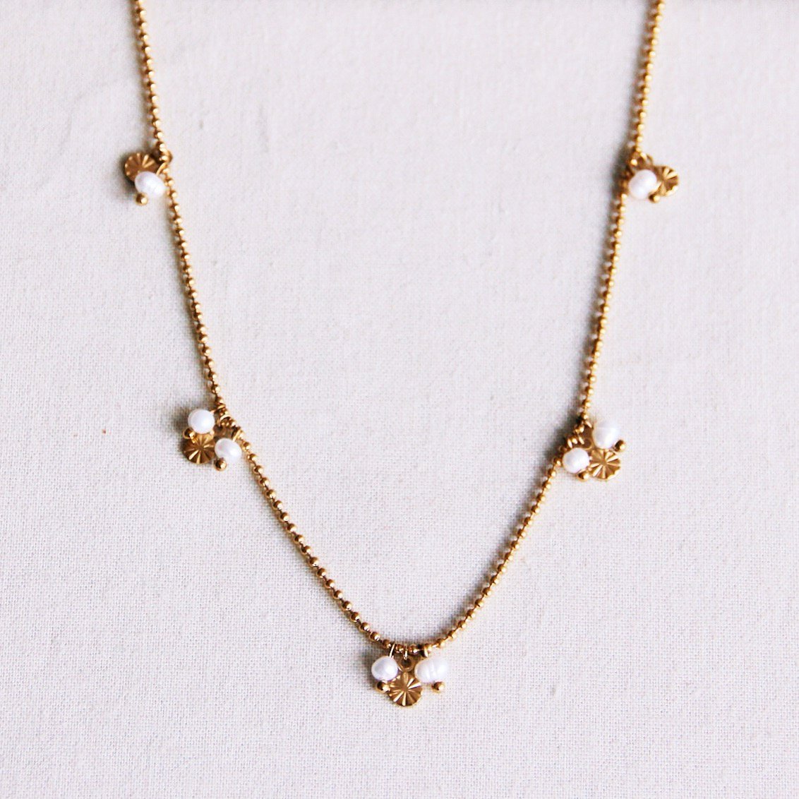 Fijne kogelketting met elegante muntjes en parels