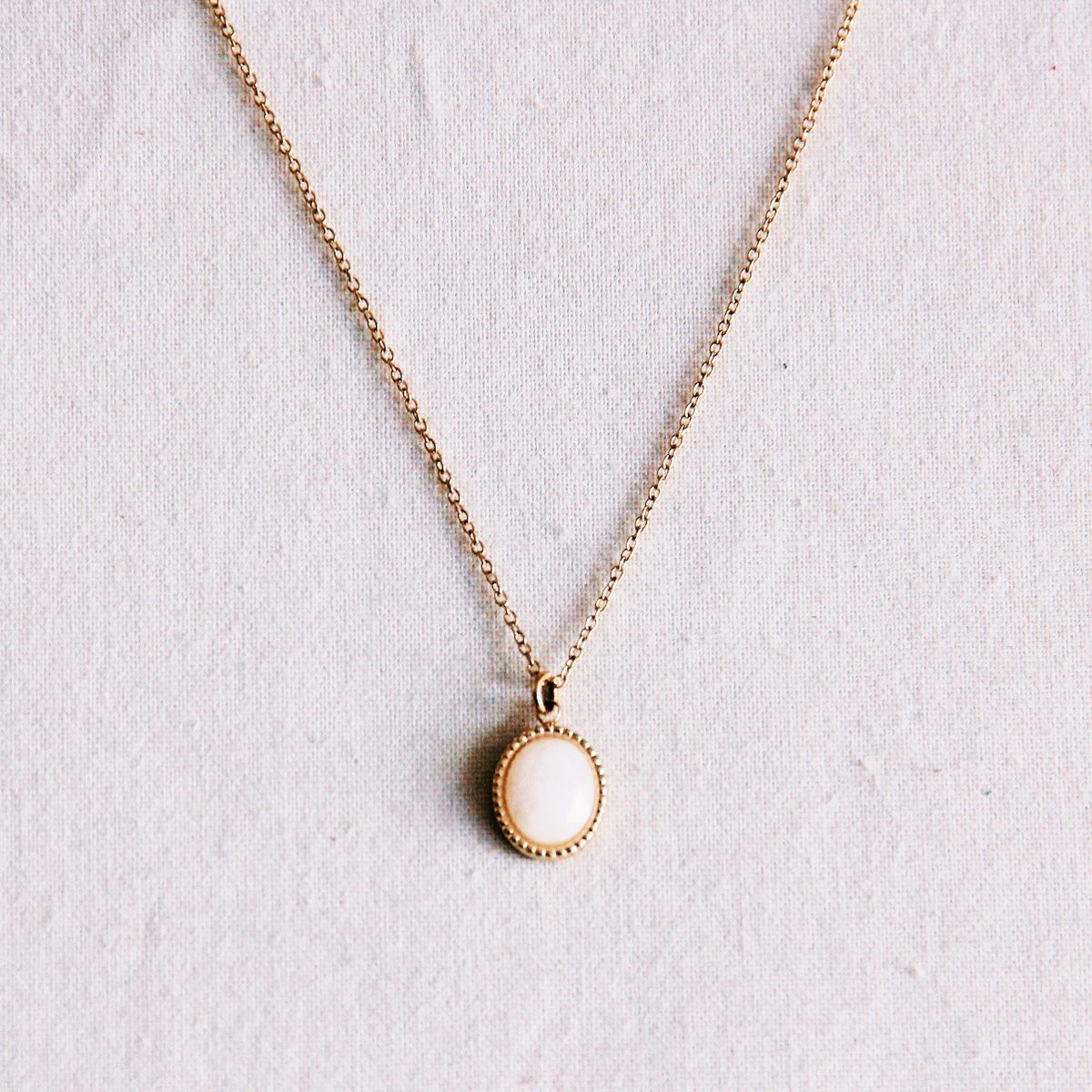 Fijne ketting met ovale natuursteen - crème