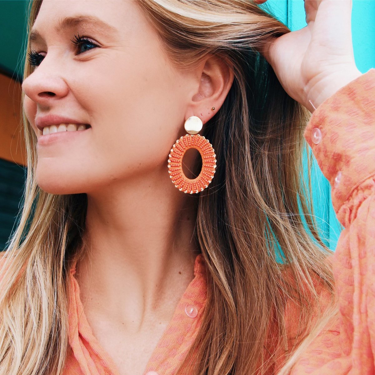 Ovale statement oorbel van roestvrij staal – oranje koraal/goud
