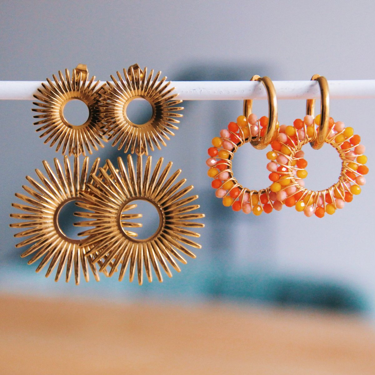 Edelstaal oorbel met facet hanger – zonsopgangkleuren/goud