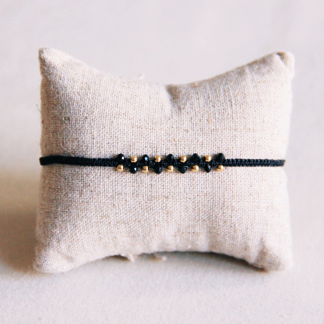 Macramé armband met edelstenen – zwart