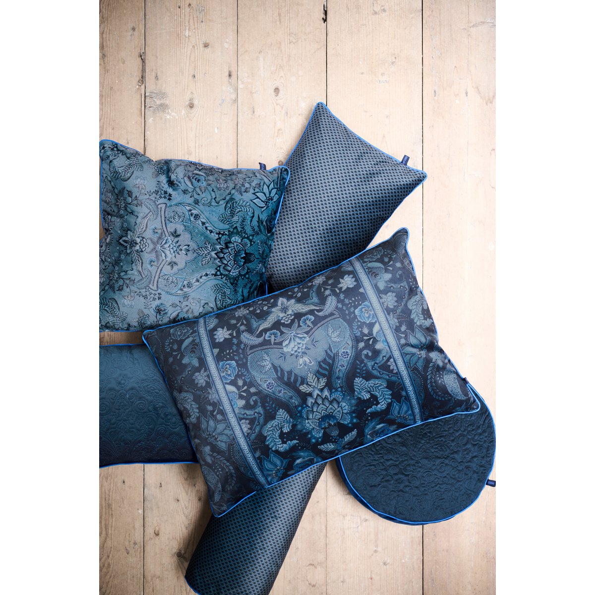Kussen gebloemd donkerblauw