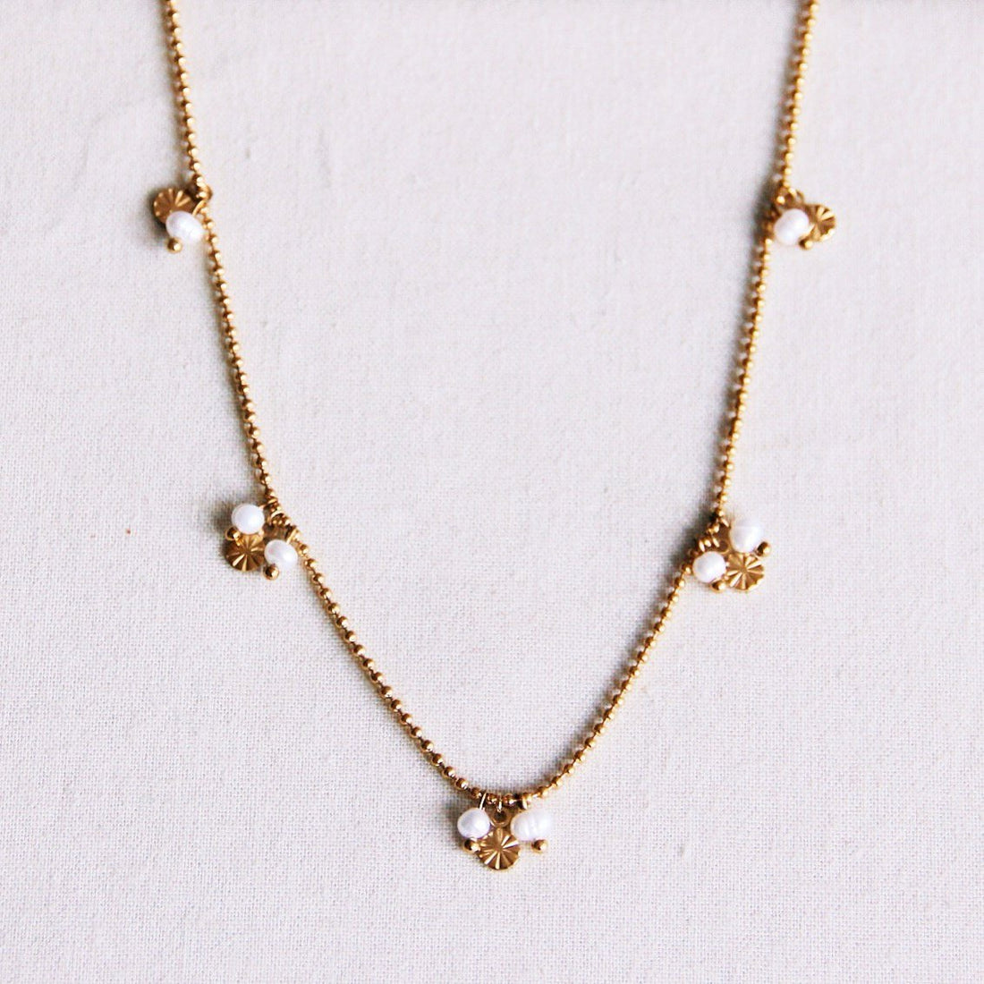 Fijne kogelketting met elegante muntjes en parels