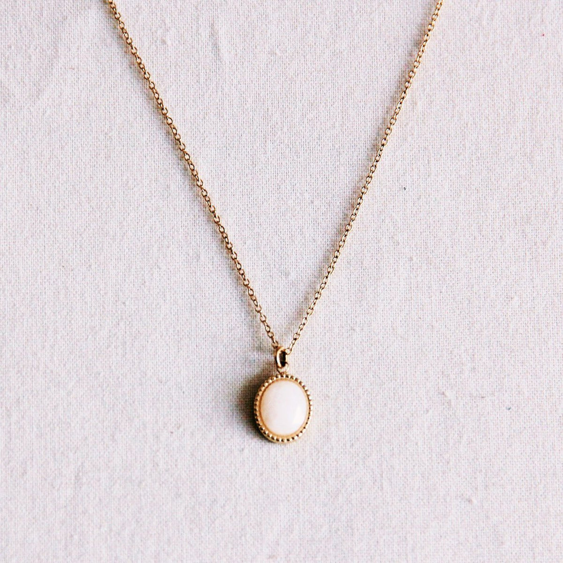 Fijne ketting met ovale natuursteen - crème