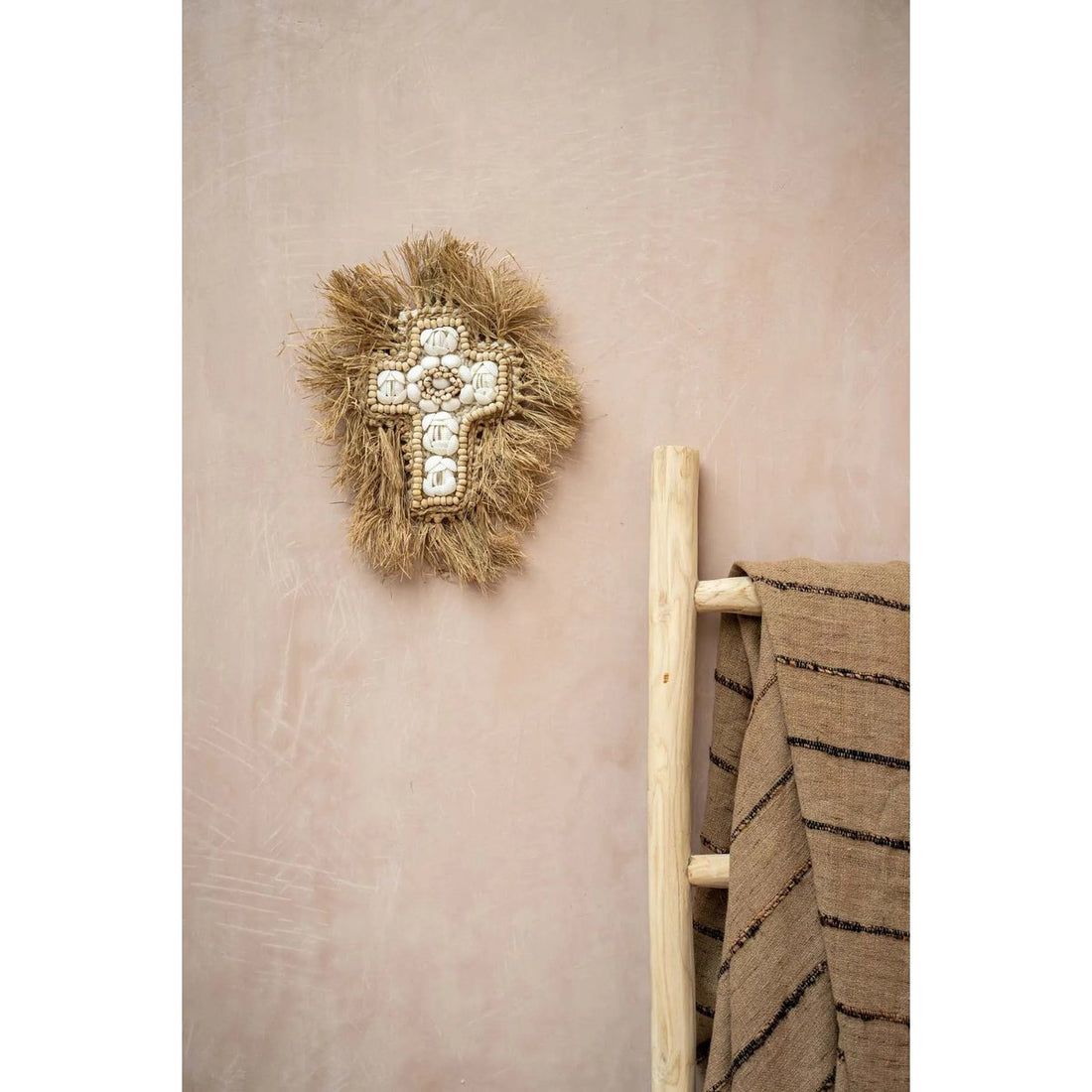 Het Kruis van raffia schelp - natuurlijk wit - L