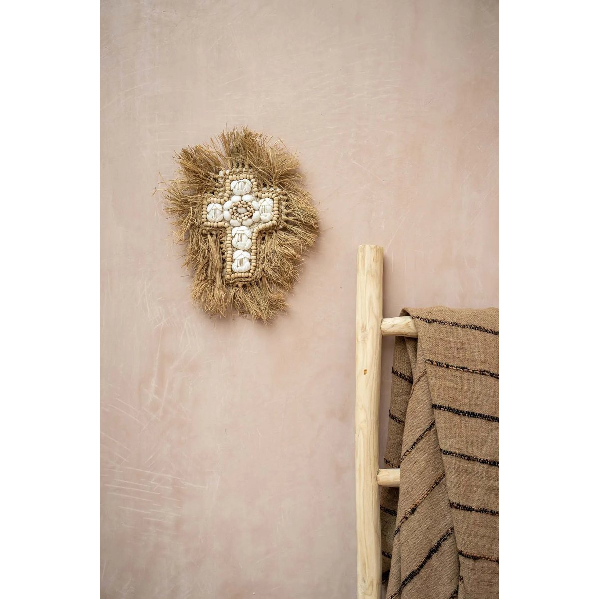 Het Kruis van raffia schelp - natuurlijk wit - L