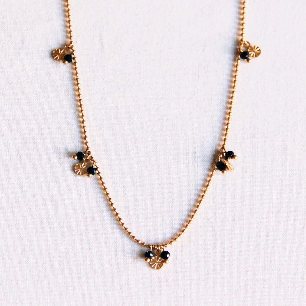 Fijne ball chain ketting met sierlijke muntjes en facetten - zwart