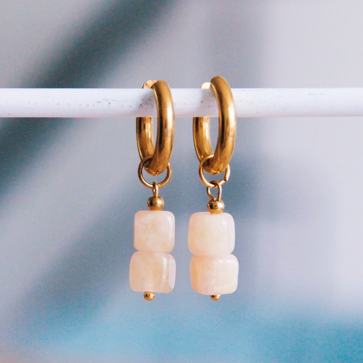 Rvs oorbellen met edelsteenblokjes - nude/goud