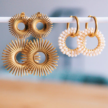 Edelstaal oorbel met facet hanger – crème/goud