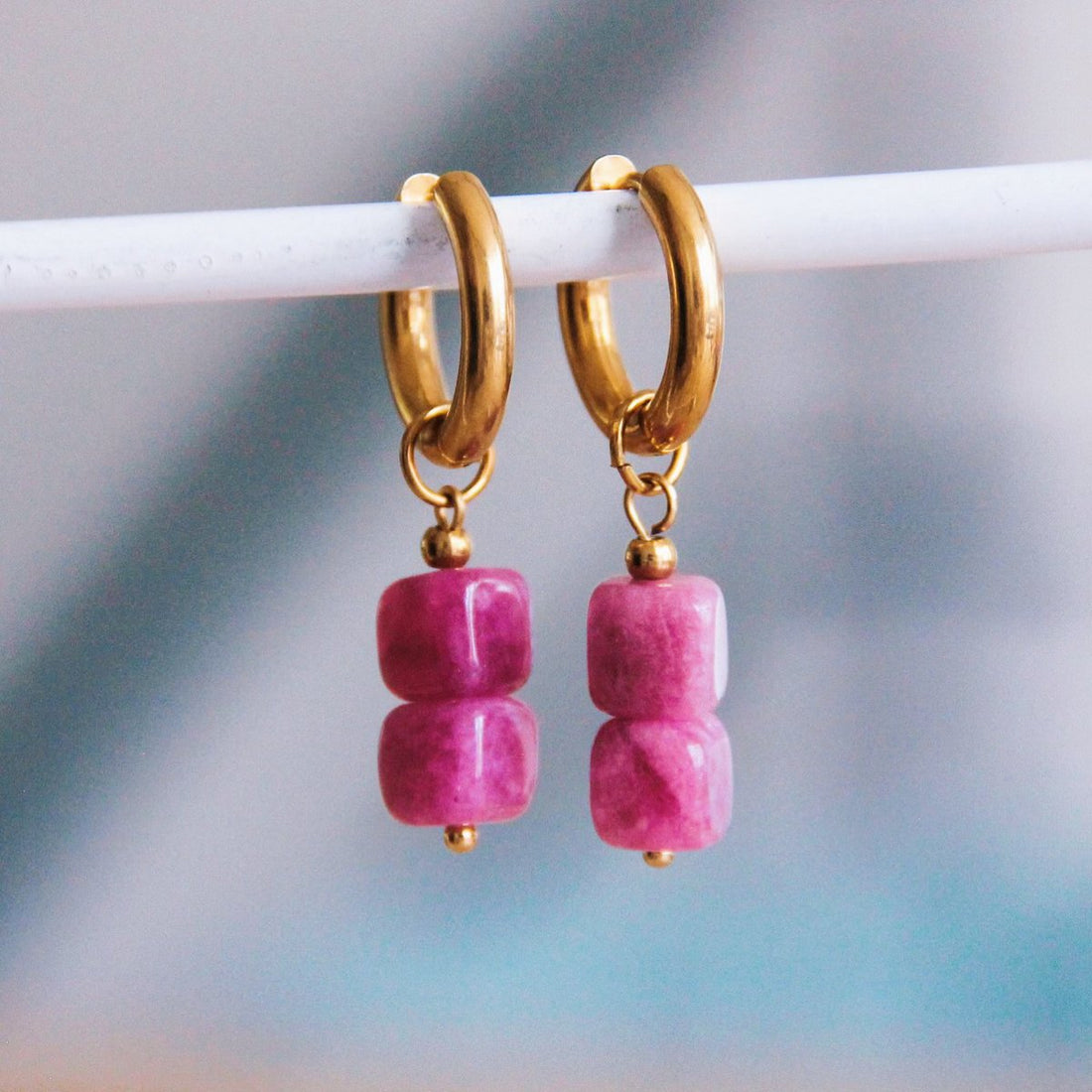 Rvs oorbellen edelsteenblokjes  - magenta/goud