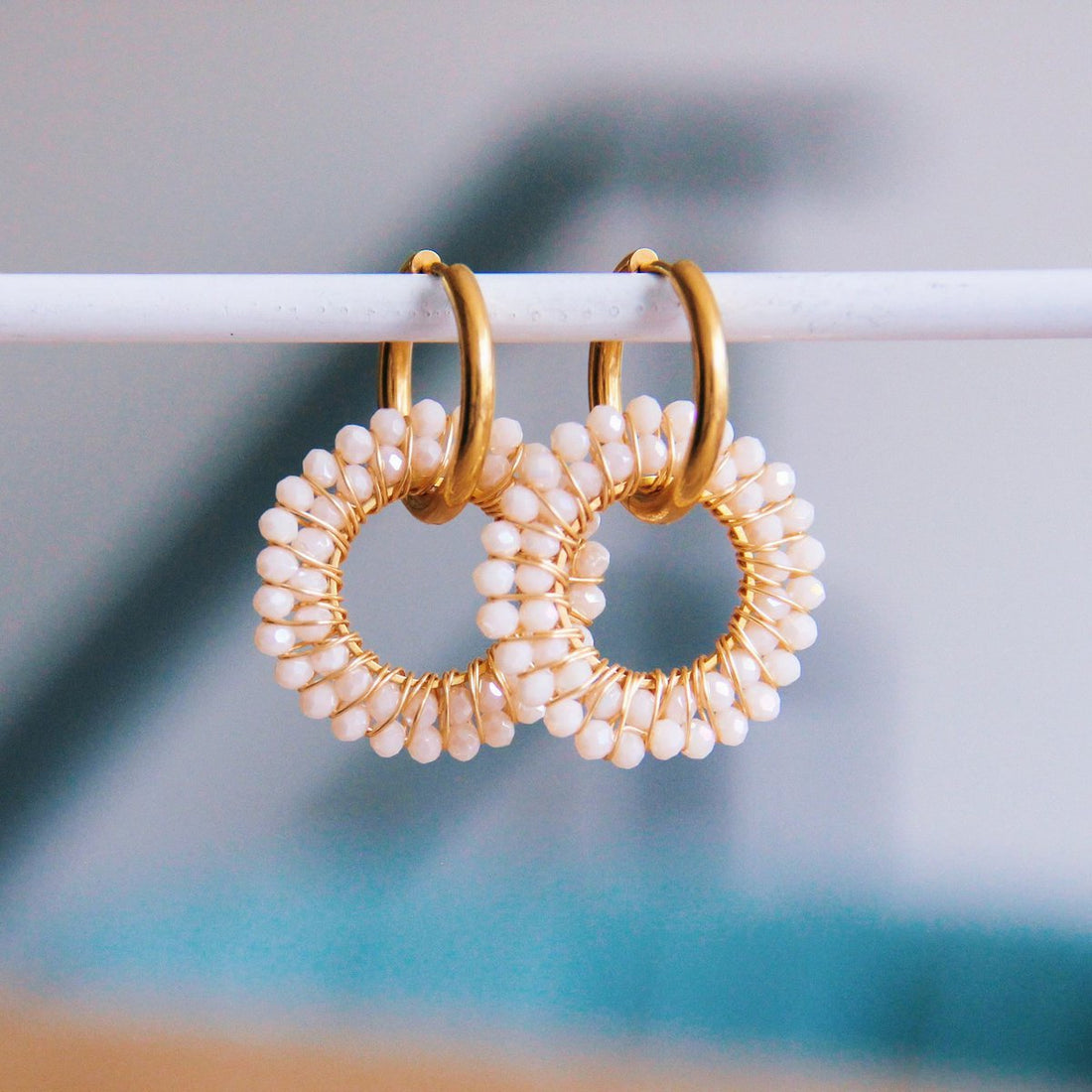 Edelstaal oorbel met facet hanger – crème/goud