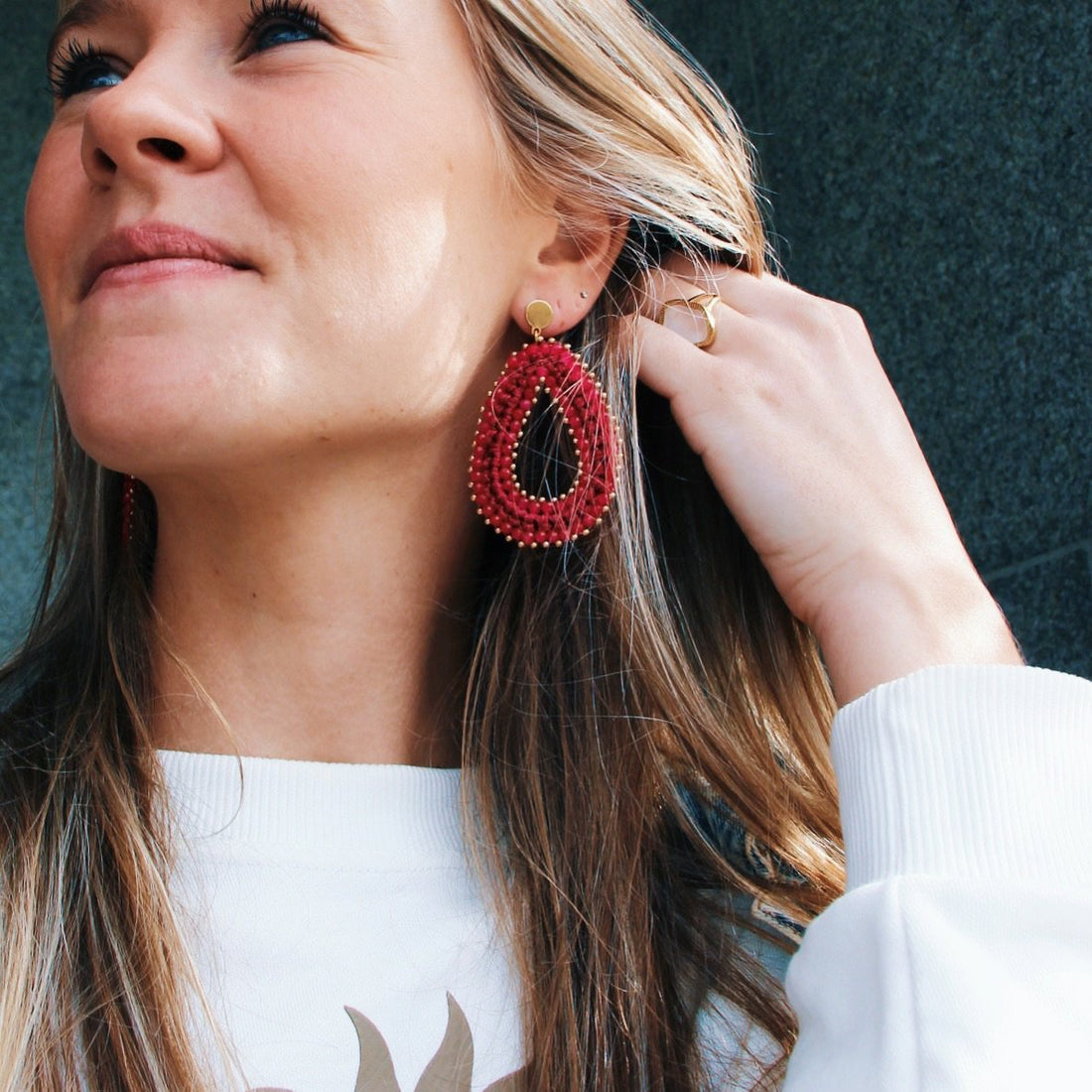 Oorknopjes met ingeweven druppel en facet - fuchsia