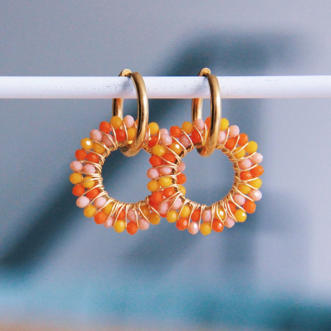 Edelstaal oorbel met facet hanger – zonsopgangkleuren/goud