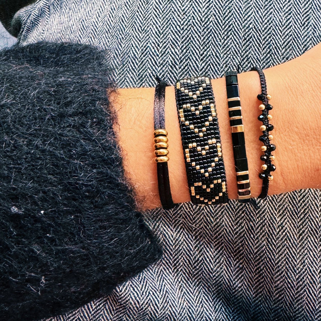 Macramé armband met edelstenen – zwart