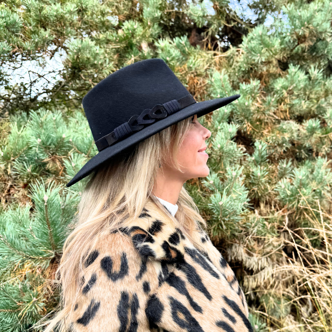 Zwarte wolvilt fedora met schakeldetail riem