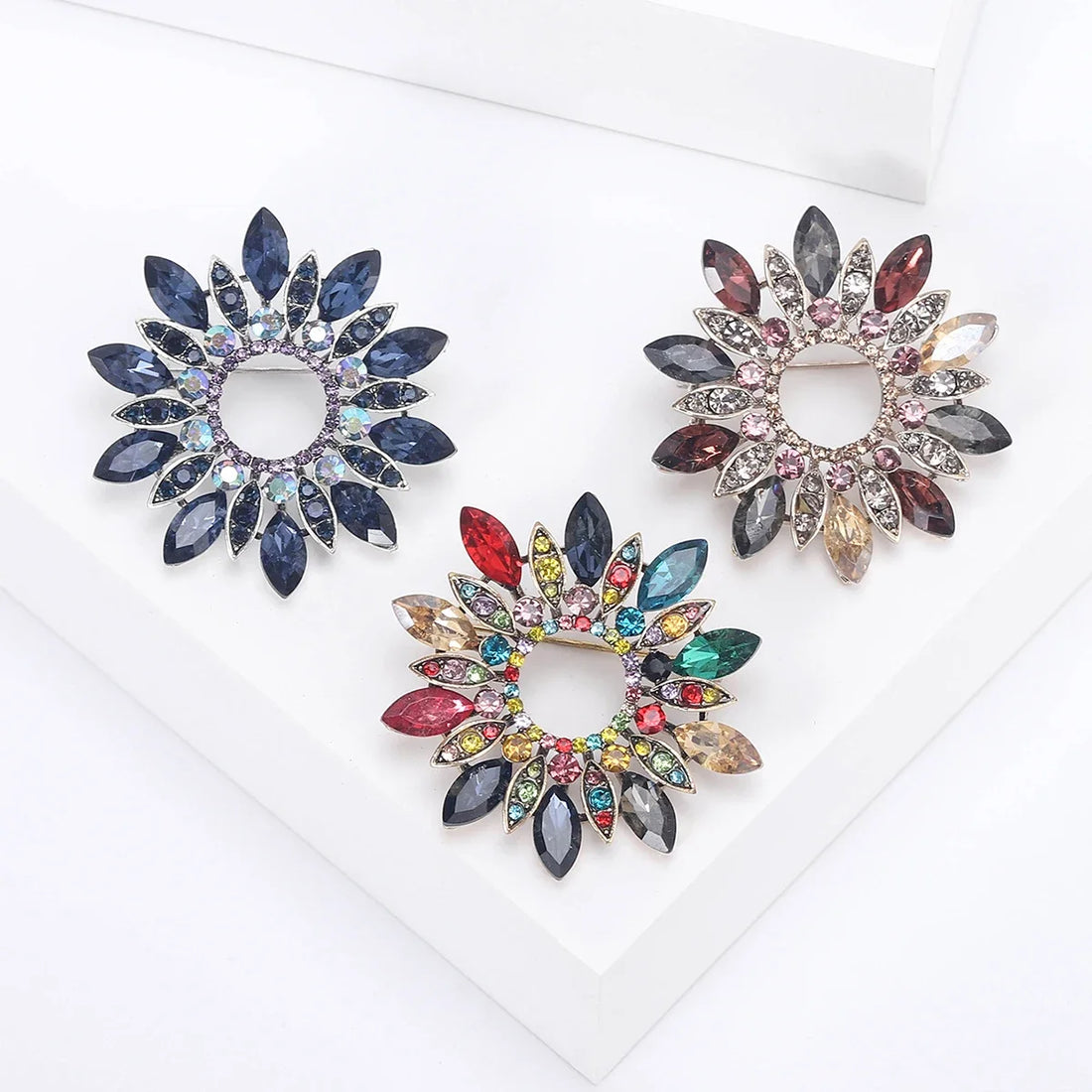 Gave broche met strass stenen