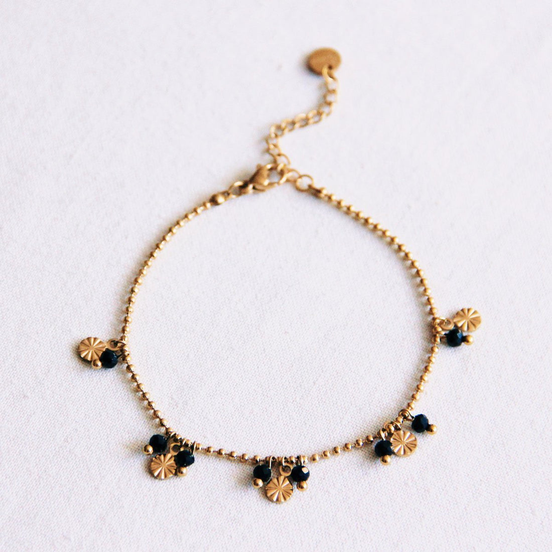 Fijne chain armband met sierlijke muntjes en facetten - zwart