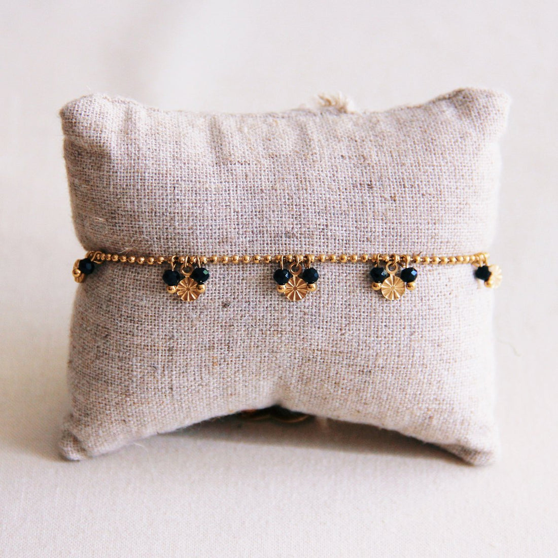 Fijne chain armband met sierlijke muntjes en facetten - zwart