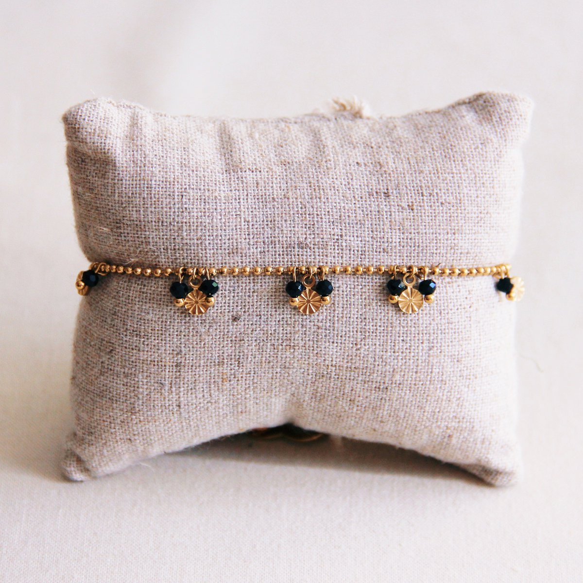 Fijne chain armband met sierlijke muntjes en facetten - zwart