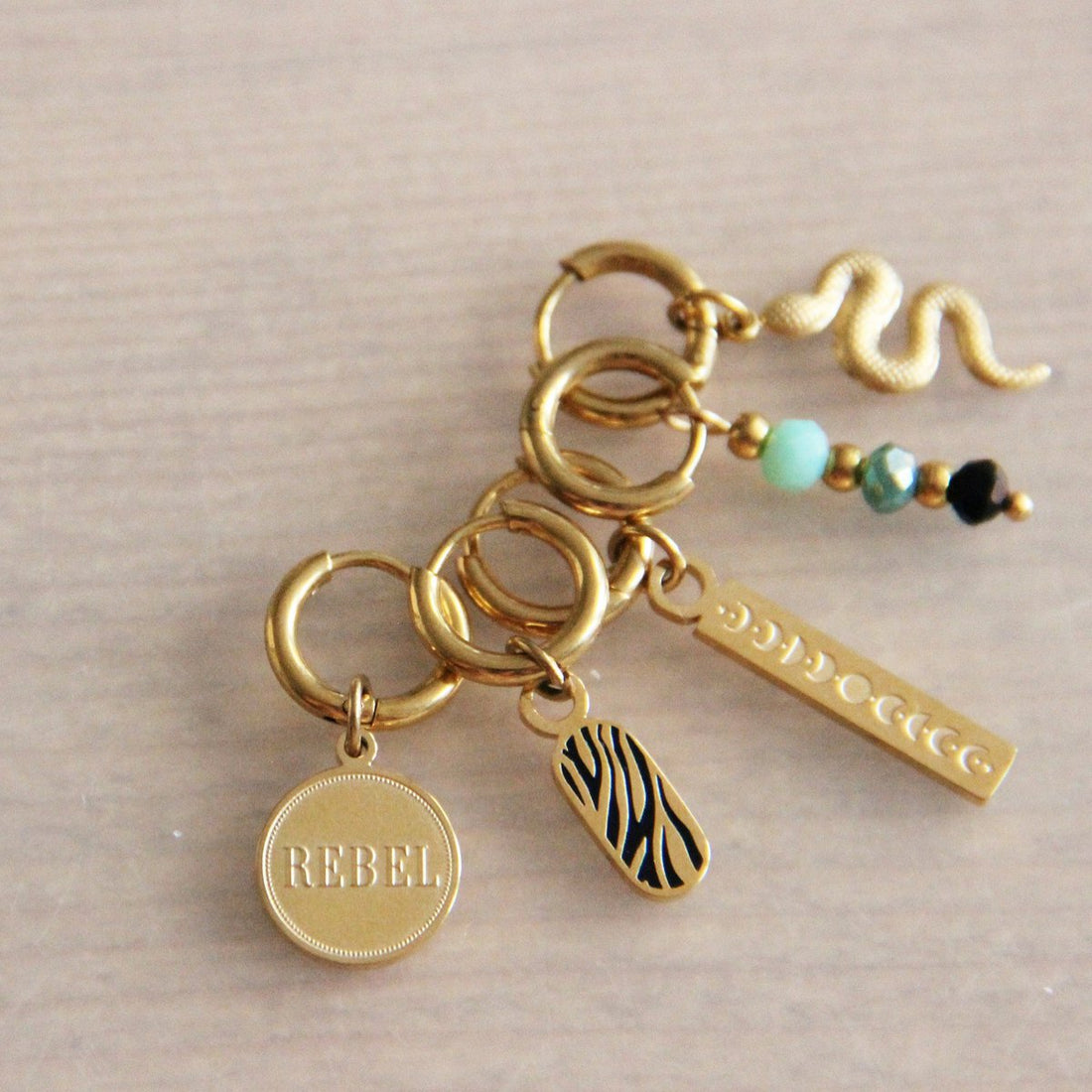 Edelstalen oorringen met tag met zebraprint – goud