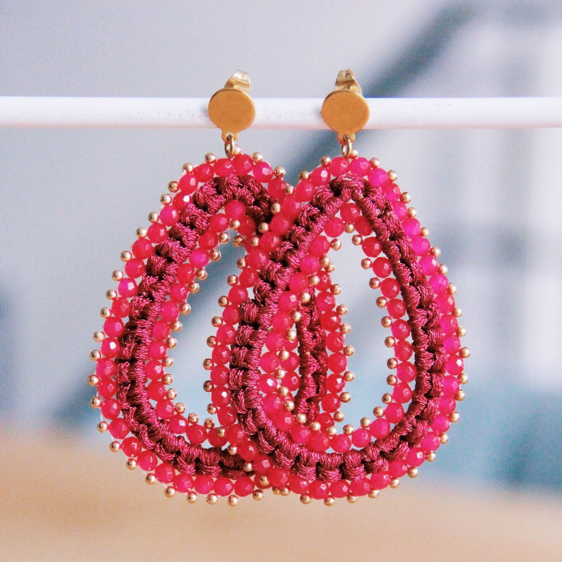 Oorknopjes met ingeweven druppel en facet - fuchsia