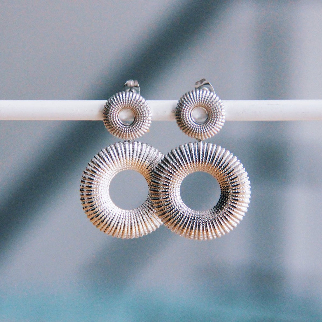 Statement oorbel met gedecoreerde brede ring – zilverkleur