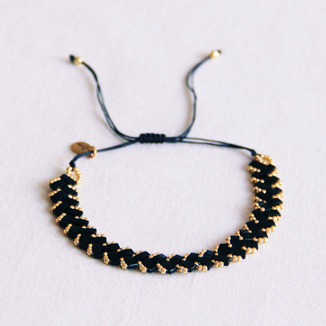 Gevlochten Tila Kralenarmband - Zwart/Goud