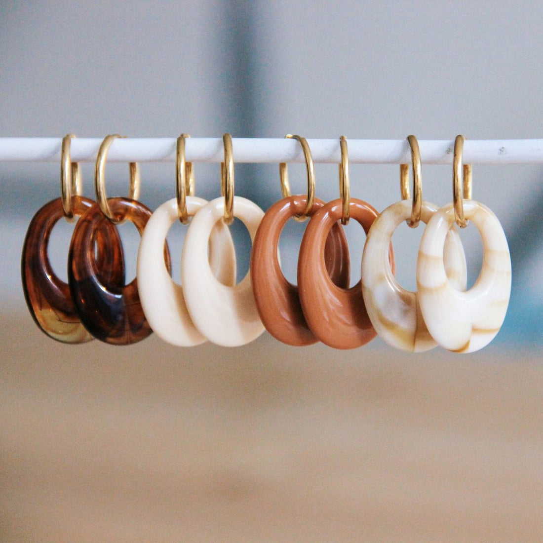 Bazou Stainless Steel Oorbellen met Epoxy Hanger – gemengd/goud